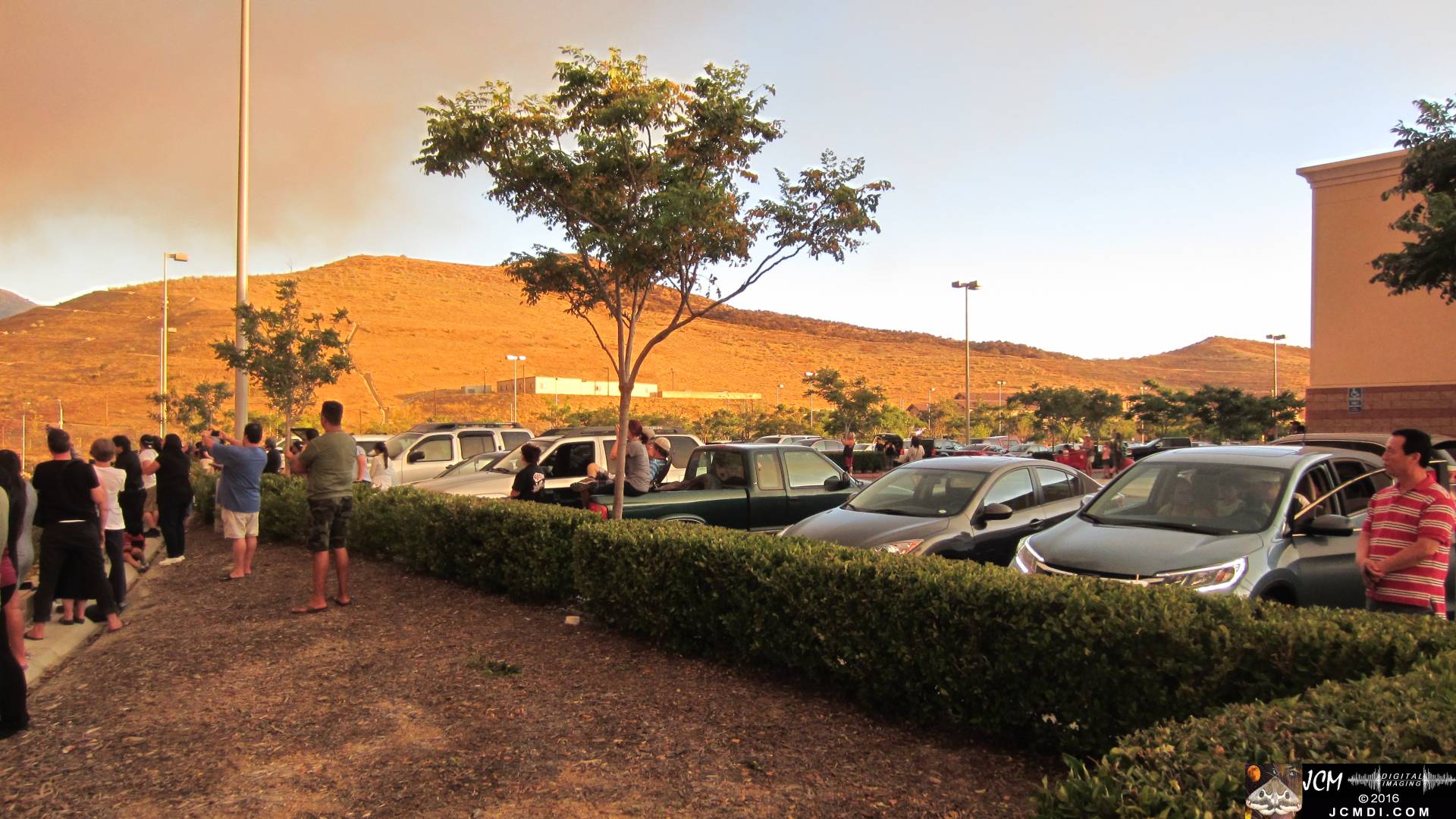 Sand Fire near Fair Oaks Ranch in Santa Clarita - fire parking lot crowd JCMDI.COM.jpg